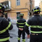Torre del Greco, fiamme in un rudere