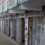 Porta droga a figlio in carcere, arrestato anche lui