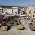 Abbattuta villa abusiva a Napoli, simbolo di illegalità nel Rione San Francesco