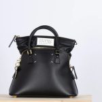 Ruba e vende le borse della sua ragazza, denunciato