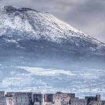 Maltempo, problemi in mare. Neve sul Vesuvio